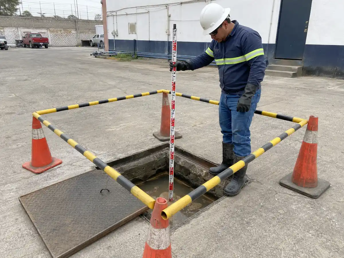 Técnico levantando el estado de un registro de drenaje durante la visita técnica de mantenimiento preventivo en Cuernavaca